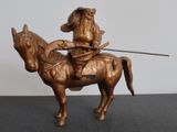 statue en bronze représentant un homme à cheval, une lance à la main