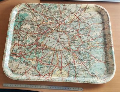 un plateau sur lequel est dessinée une carte, posé sur une table