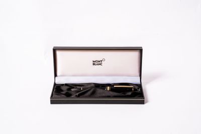 une image représentant une paire de lunettes dans un étui, posée sur une surface blanche