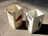 deux tasses posées côte à côte sur le trottoir