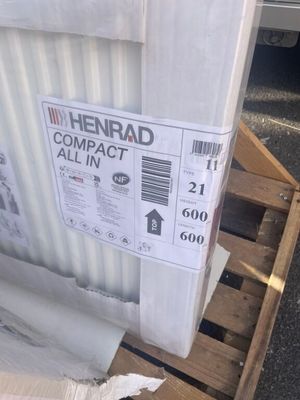 une palette sur laquelle sont empilées plusieurs cartons