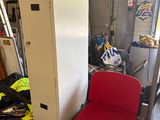 une chaise rouge et un réfrigérateur blanc dans un garage