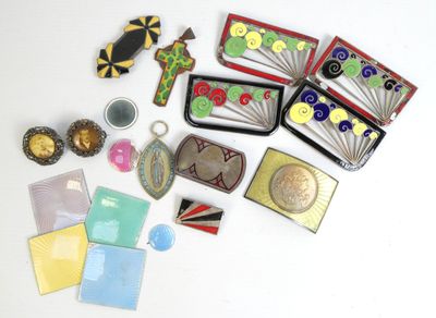 Lot de bijoux et plaquettes émaillées - Art décoratif unique