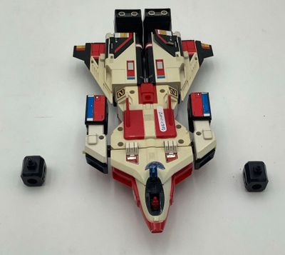un avion de chasse Lego Star Wars posé sur une surface blanche