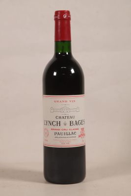 une bouteille de vin posée sur une table