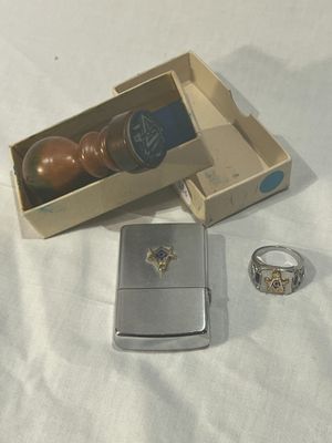 un briquet et son étui posés sur un lit