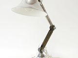 une image d'une lampe de bureau sur fond blanc