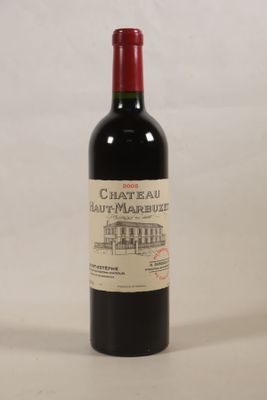 une bouteille de vin posée sur une table