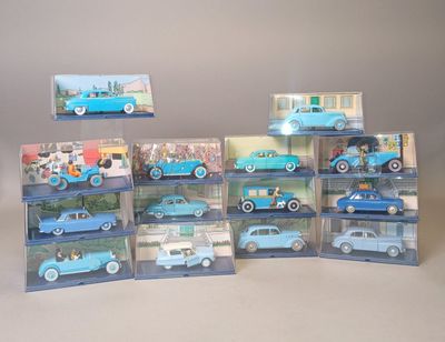 un grand nombre de voitures-jouets dans une vitrine