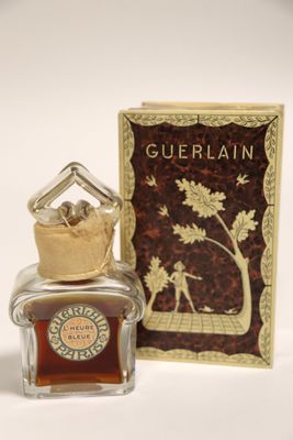 GUERLAIN. "L'Heure Bleue". Flacon de parfum en verre moulé, …