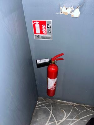 un extincteur dans un coin de la salle de bains