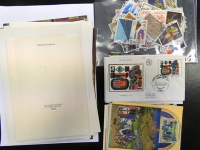 beaucoup de timbres et d'enveloppes posés sur une table