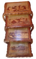 Suite de quatre tables gigognes en bois clair à décor de scè… (photo 2)