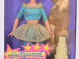 La poupée Barbie se trouve dans la boîte avec une brosse à cheveux
