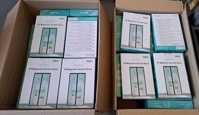 plusieurs boîtes d'appareils électroniques sont empilées les unes sur les autres