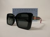 une paire de lunettes de soleil posée sur une table à côté d'un livre