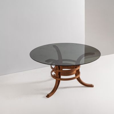 une photo d'une table en verre avec un piètement et des pieds en bois