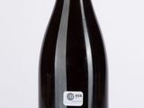 une bouteille de vin posée sur une table