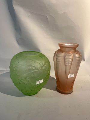 deux vases posés l'un à côté de l'autre sur une surface blanche