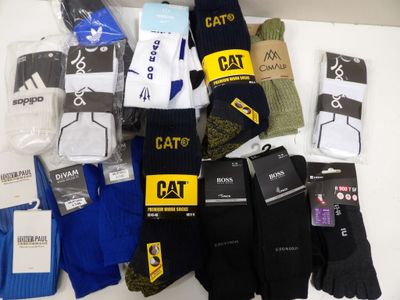 plusieurs paires de chaussettes posées sur une table