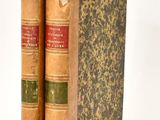 deux vieux livres posés l'un sur l'autre sur une table