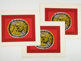 trois sous-verres rouges et jaunes sur lesquels est représenté un lion