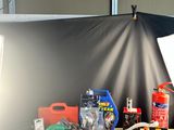 une photo d'un établi avec beaucoup d'outils dessus