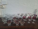 de nombreux verres à vin posés les uns à côté des autres sur une table