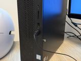 un ordinateur de bureau posé sur un bureau, à côté d'un écran