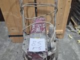 une petite machine posée sur le sol