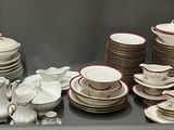 de nombreux types de plats et de tasses sur la table