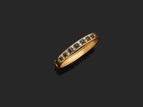 une bague sertie d'un diamant et de dix-huit pierres