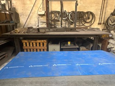 une table recouverte d'un napperon bleu dans un garage