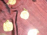 une chemise rouge avec des boutons dorés et une chemise rouge avec des boutons dorés