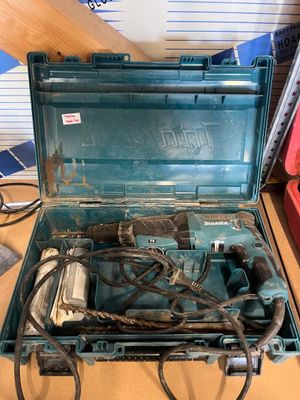 une boîte contenant des outils posée sur une table