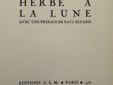 un gros plan sur un livre à la couverture en noir et blanc