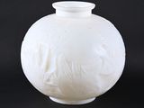 un vase blanc orné d'un motif sur fond noir