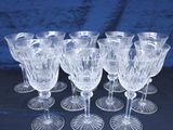 six verres à vin transparents posés sur une table noire