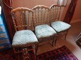 trois chaises placées les unes à côté des autres dans une pièce