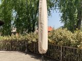 un parapluie posé au milieu d'un parking