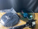 un gros plan d'une table sur laquelle se trouvent un appareil photo et quelques fils
