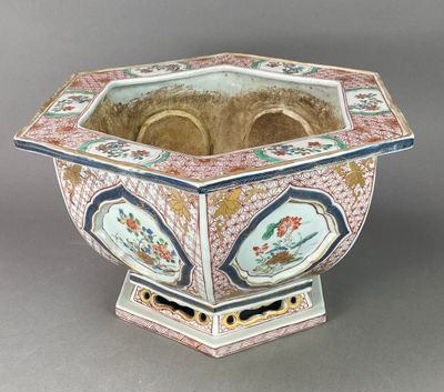 CHINE, XXe siècle Jardinière hexagonale en porcelaine polych…