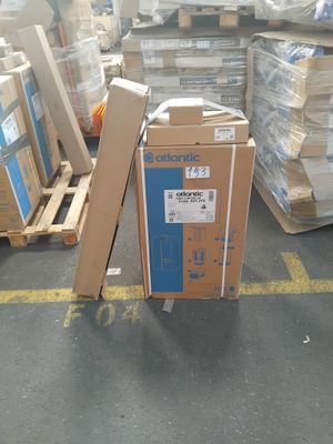 un chariot sur lequel se trouve une caisse, dans un entrepôt