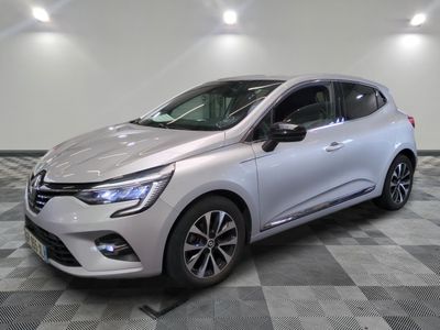 une voiture argentée garée dans une pièce au sol en damier