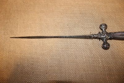 un petit couteau posé sur une table