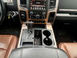l'intérieur d'un pick-up équipé de sièges en cuir et d'une console centrale
