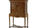 une vieille commode en bois avec des tiroirs, montée sur roulettes