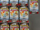 plusieurs paquets de cartes à collectionner Pokémon posés sur une table