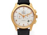 une montre dorée et blanche montée sur un bracelet en cuir noir