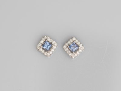 une paire de boucles d'oreilles en diamant bleu et blanc